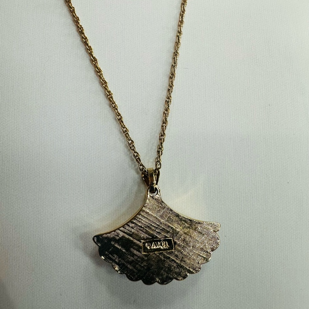 Vintage Avon Gold Tone and Frosted Glass Shell Pendant Necklace - Picture 3 of 3